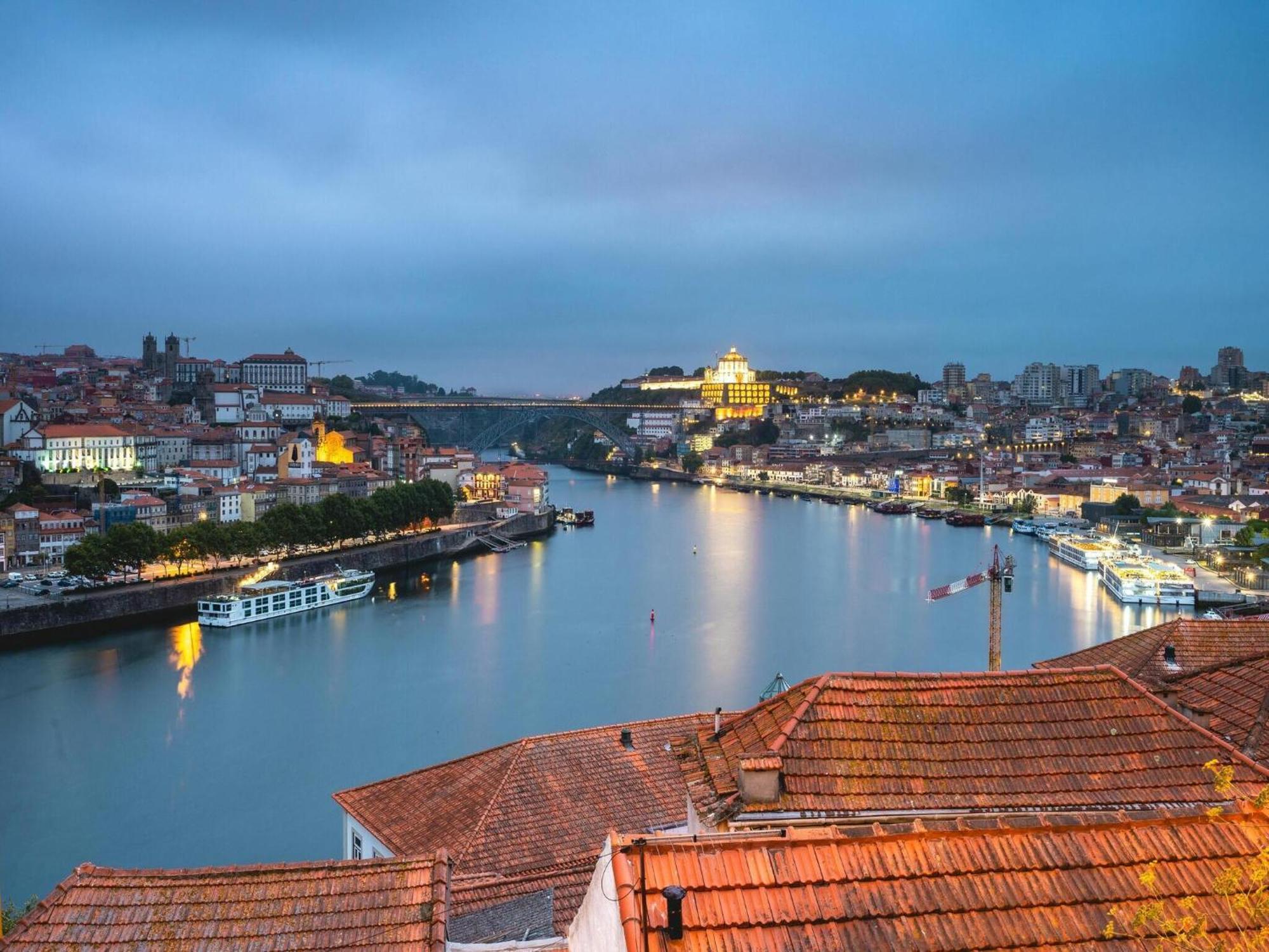Bright And Spacious In Apartamento Porto